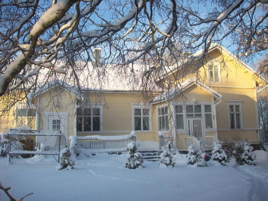 Отель Brinkin Wanha Pappila Коккола Экстерьер фото